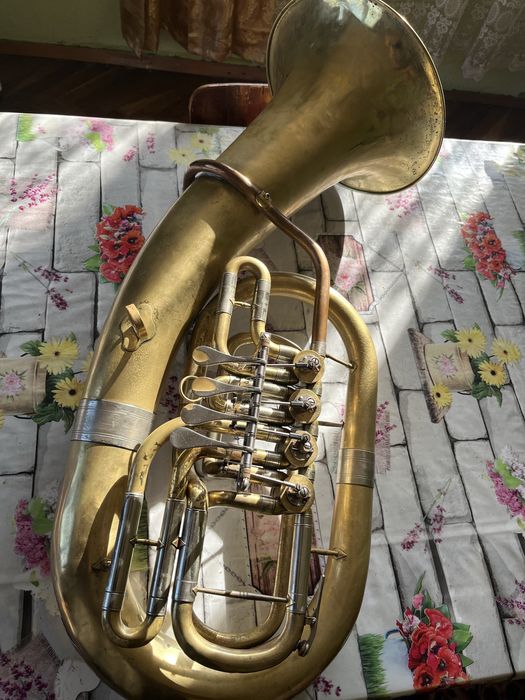 Продавам баритон stagg