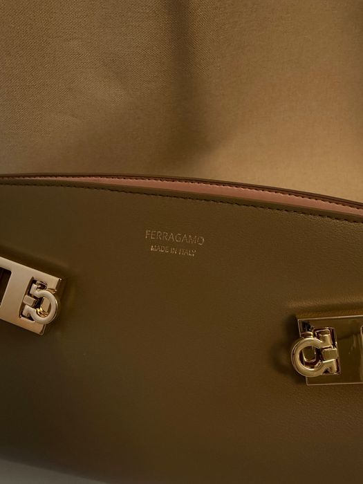 Geanta ferragamo hug east west piele naturala