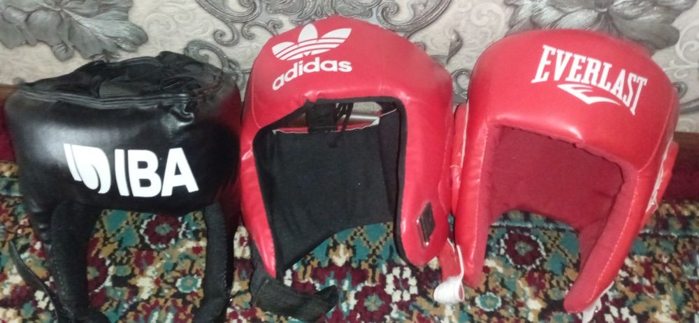 Boks uchun himoya shlemlar.