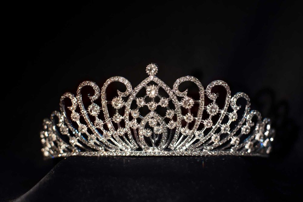 Ажурная диадема с прозрачными кристаллами. Доставка включена.