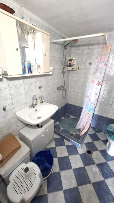 Продава триетажна къща 250 м2 и двор 400 м2 в Аспровалта, Гърция