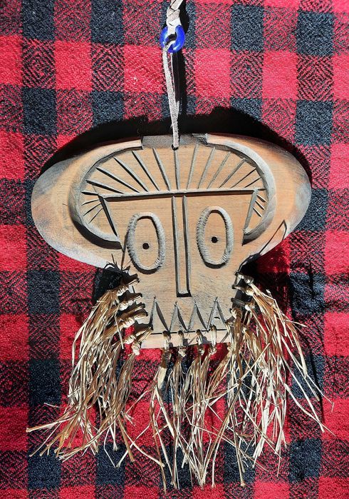 Ръчно изработена кукерска маска от орех за окачване