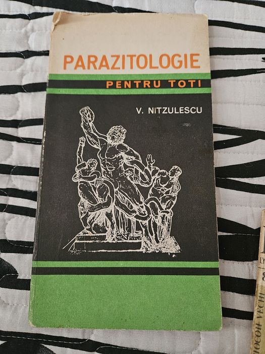 7 cărți vechi diferite