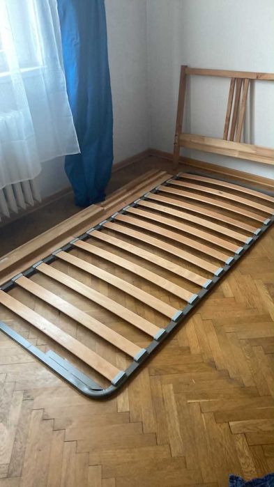 Единично легло (Икеа) (30 EUR)// подматрачна рамка (35 EUR), 200/90, отделно или заедно, лично вземане (София)