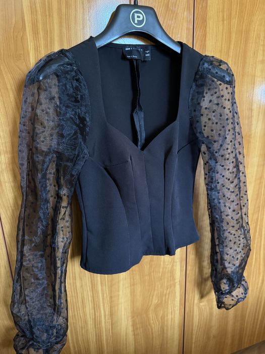 Top cu maneci din organza