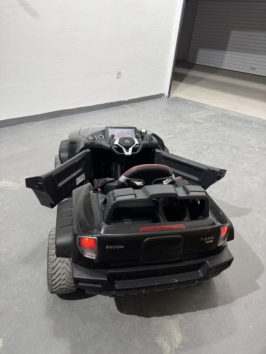 Детска количка 4Х4 със 2 акумулатора е чисто нови!!!