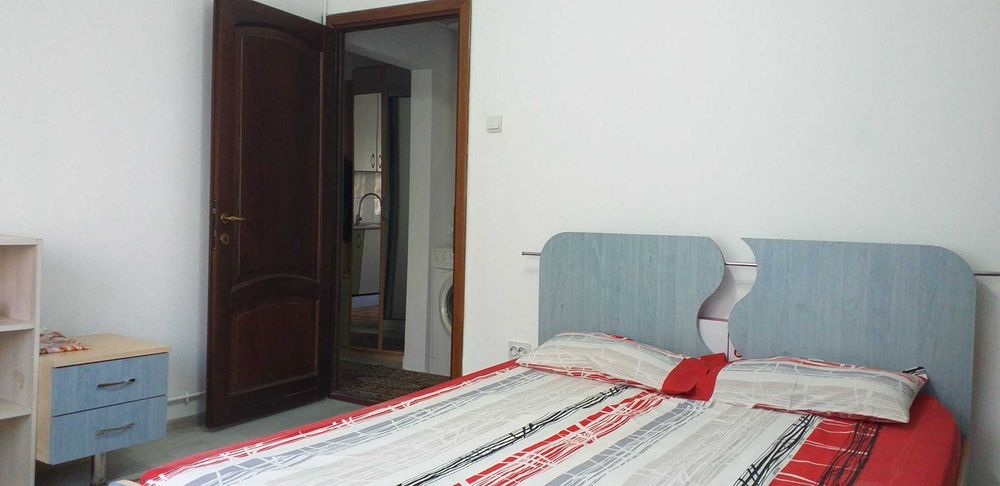 Apartament de 2 camere mobilat , cu centrala termica , parcare etc