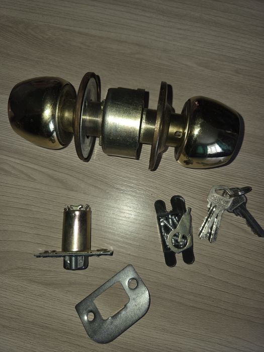 Дверные ручки с замком.