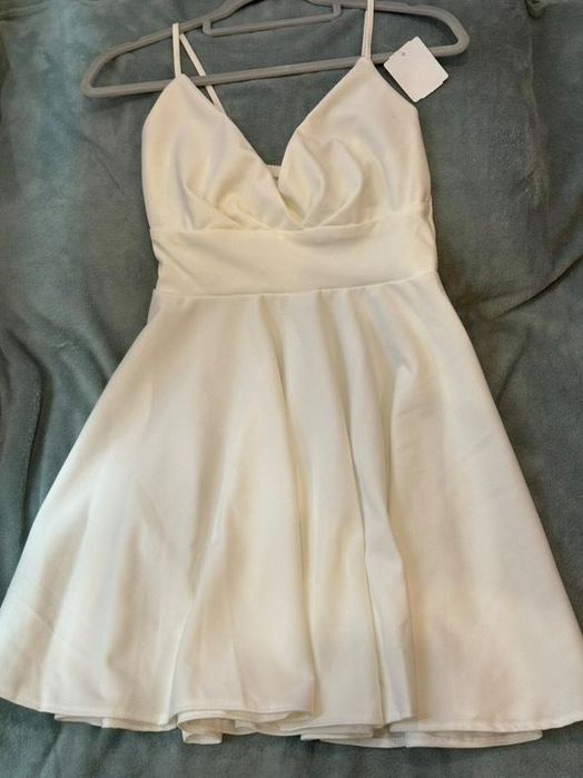 Бяла рокля с тънки презрамки