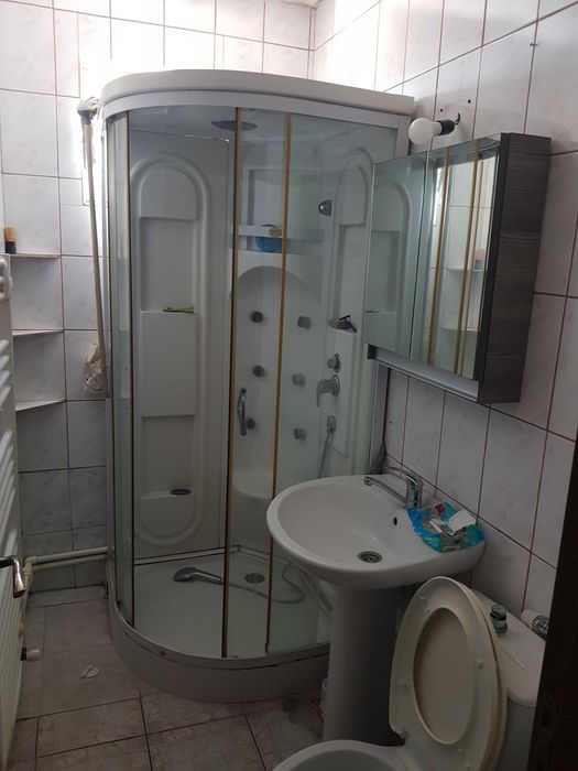 Inchiriez apartament cu 3 camere Caracal, zona Dr. Marinescu bl. 9, sc 2, ap 20..etaj 4..pret 1400 ron