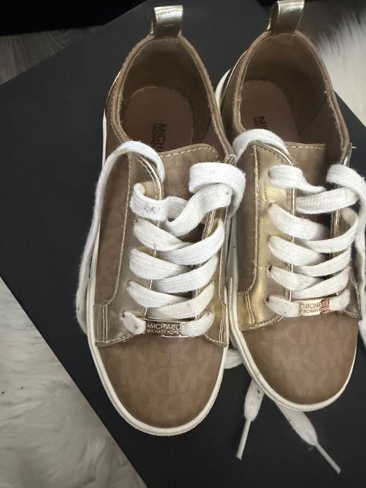 Vand sandale si adidadi de copii originale !