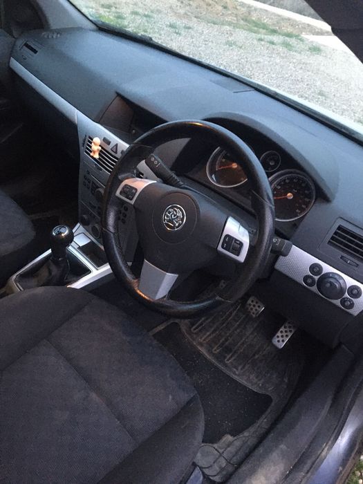 Dezmembrez Opel astra h