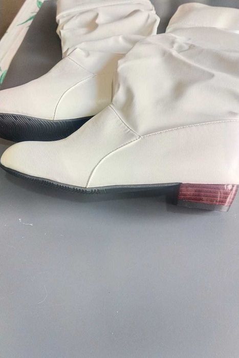Продам белые сапоги