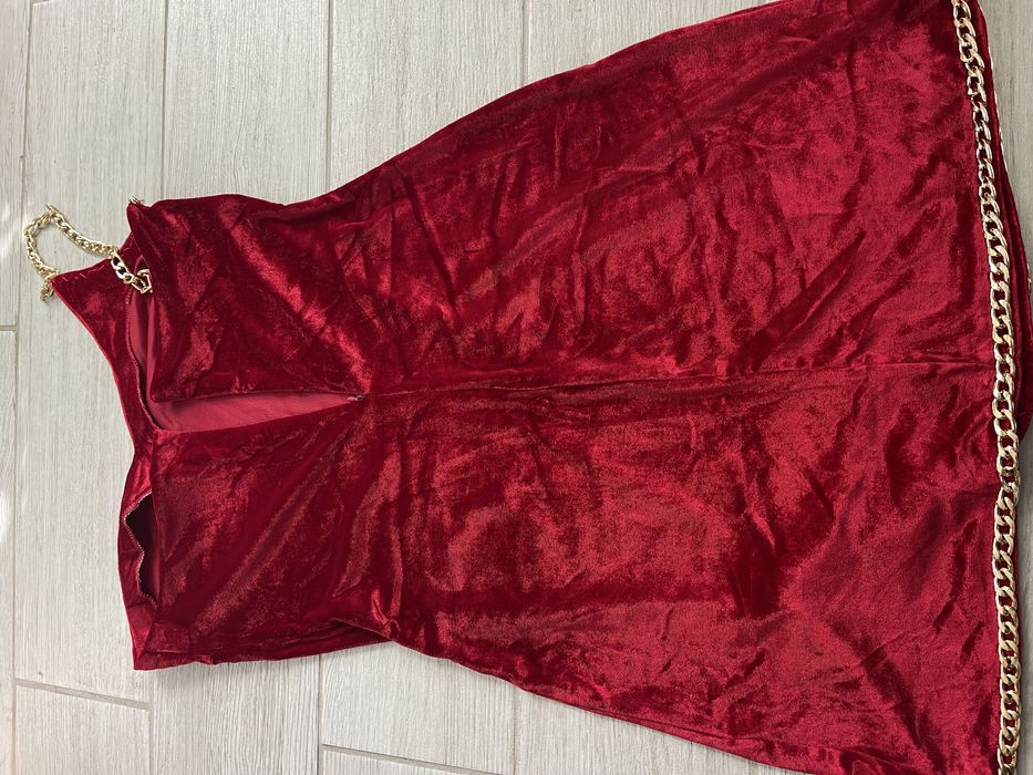 Червена кадифена рокля