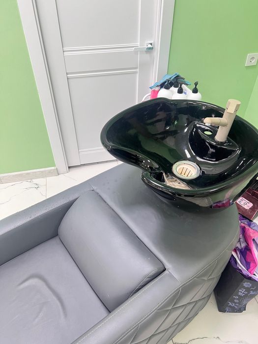 Парикмахерская мойка головы