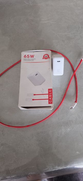 Продавам зарядно за oneplus 65w