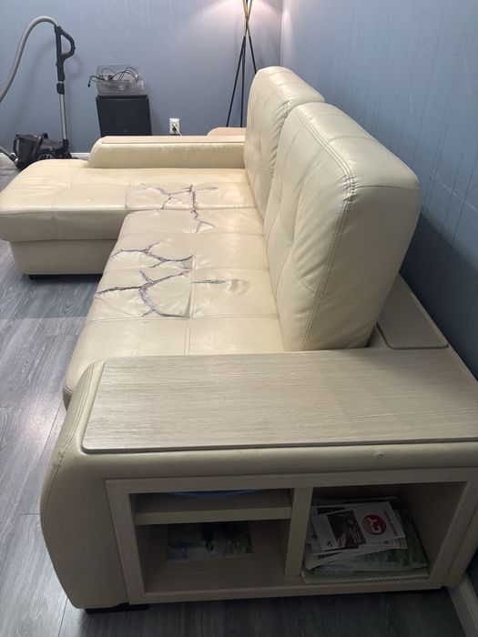 Продам кожаный диван