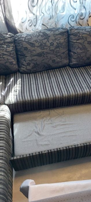 Черен ъглов диван с функция сън