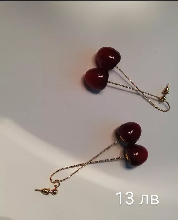 Различни обеци и чоукър