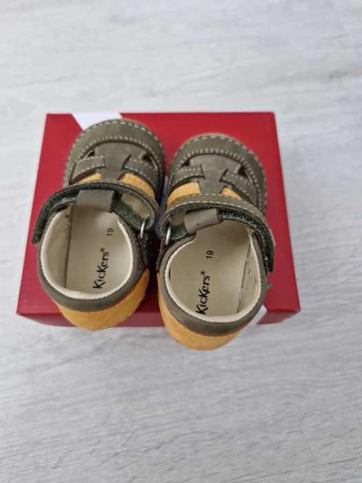 Vand sandale bebeluș