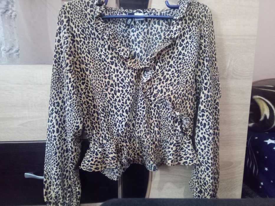 Bluza crop top cu imprimeu de ghepard