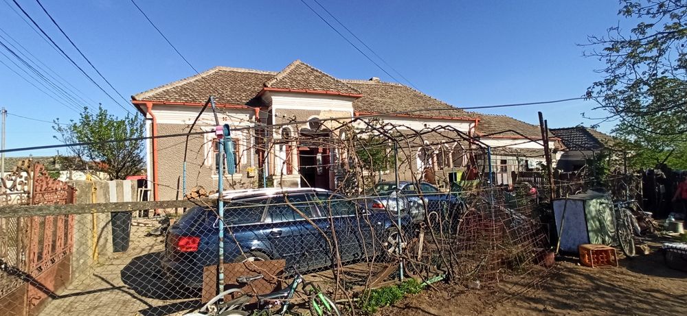 Casă cu teren generos și deschidere la două străzi – Poiana Mare