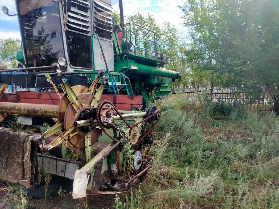 Продам комбайн, готов к уборке.