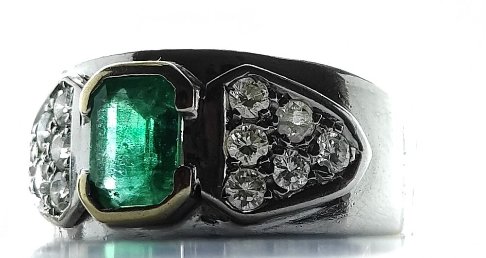 Дамски златен пръстен - 18 каратово бяло злато с брилянти