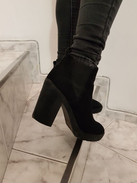 Велурени боти на ток