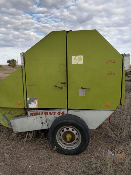 Продам рулонный пресс подборщик Claas Rollant 44