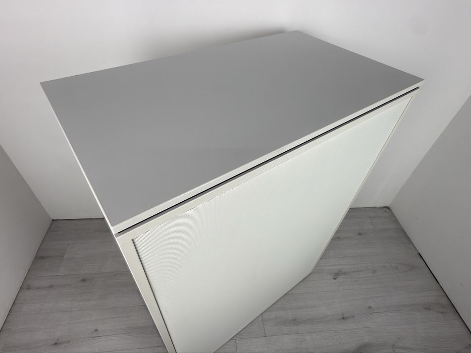 Шкаф етажарка бяла Акустична ролетна щора и акустичен заден панел;