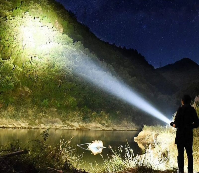 Мощный фонарь прожектор