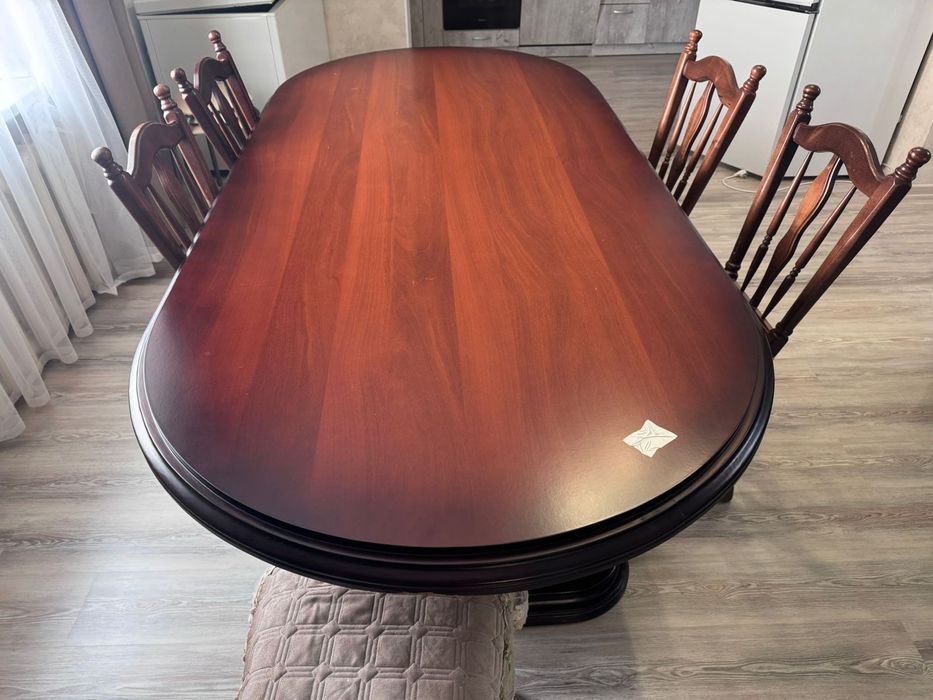 Стол со стульями из красного дерева