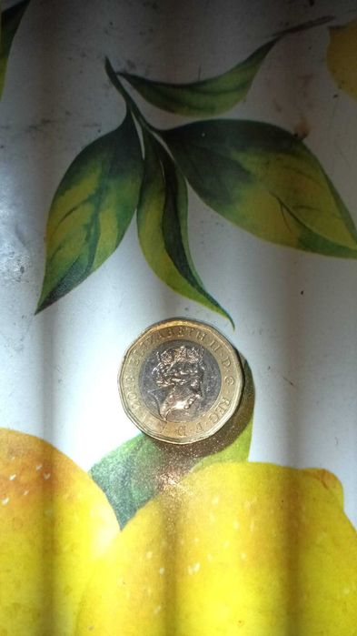 Vand One pound moneda care a cumparato tata dar nu mai colectioneaza