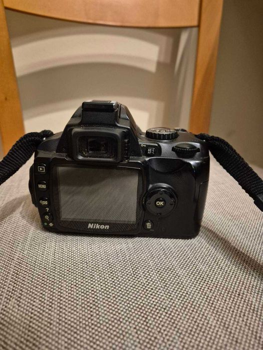 Професионален фотоапарат Nikon D40 с китов обектив. + лещи и обектив