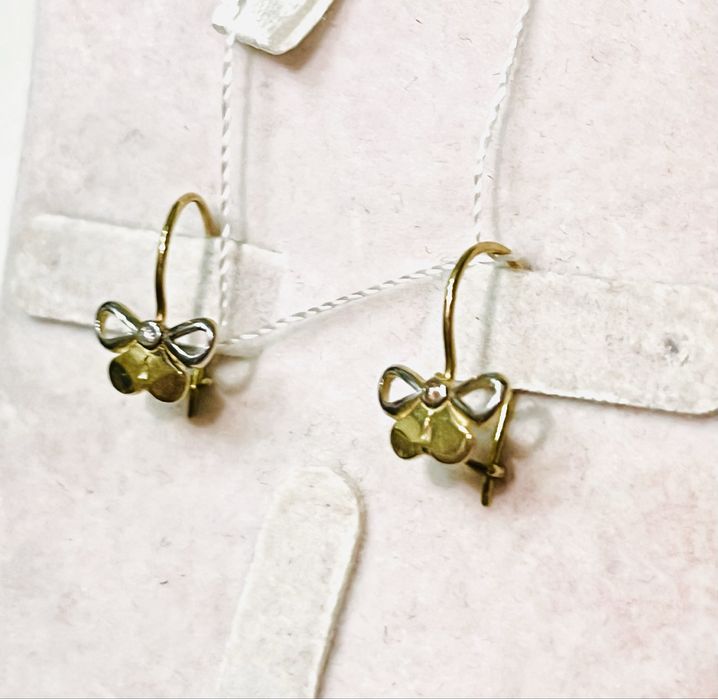 Золотые детские серьги с бриллиантом 585