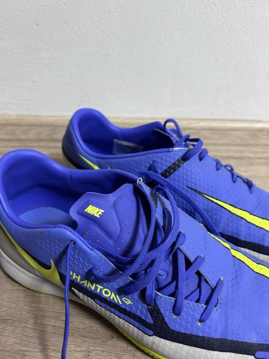 Футболни обувки “Nike Phantom”.