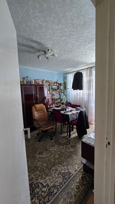 Vand apartament 3 camere etaj 1 semidecomandat