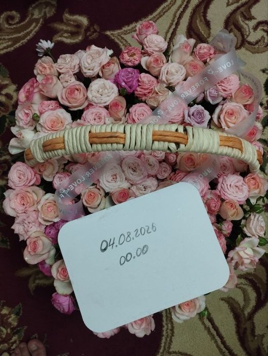 Yengi tug'ilgan kunga sovg'a qilingan gul ,oq atirgul