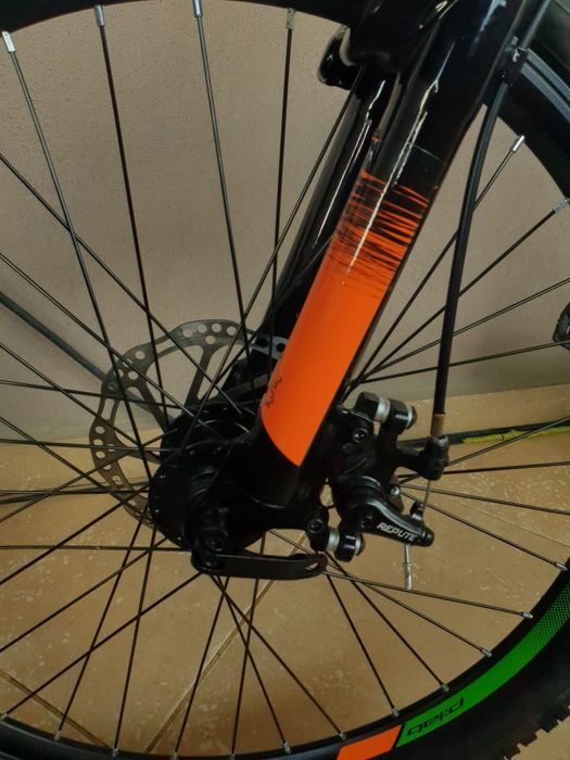 Vând bicicleta cu suspensie noua