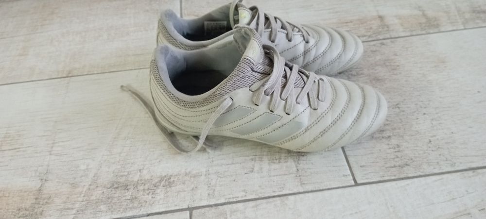 Детски футболни обувки за трева (бутонки)