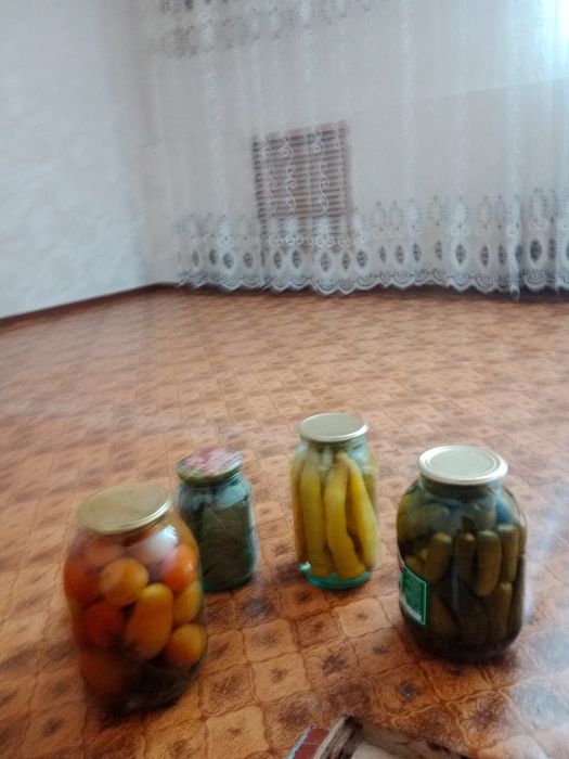 Соленые огурцы и помидоры листья винограда острый перец