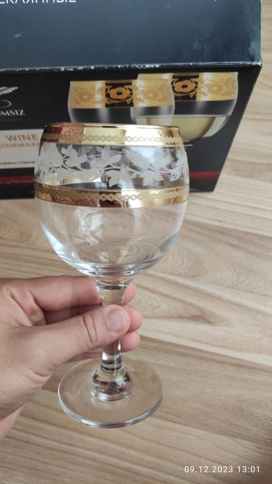 Фужеры, стаканы.рюмки. блестящие фужеры для напитков