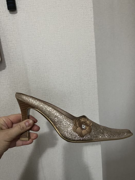 Золотистые туфли-шлепки