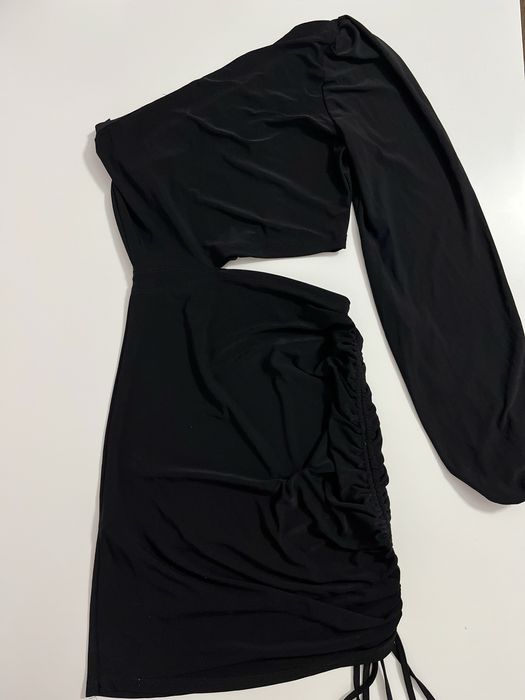 Елегантна черна рокля с асиметричен дизайн и голо рамо