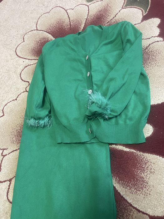 Киімдер аяқ киім сатылады.