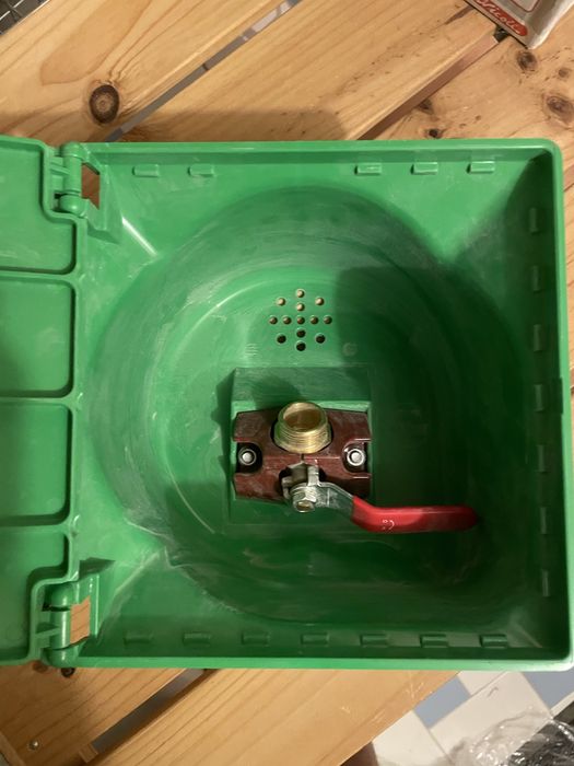 Кутия за вграждане с кран за градина