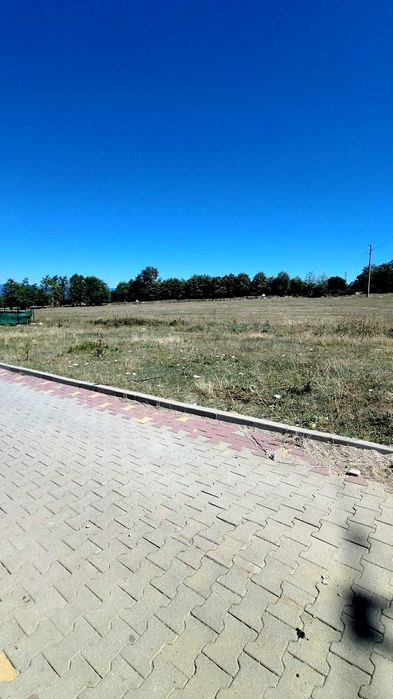 Предлагаме за продажба  имот разположен в местност Кукурево, гр. Разлог, непосредствено срещу комплекс „Пирин Голф“.