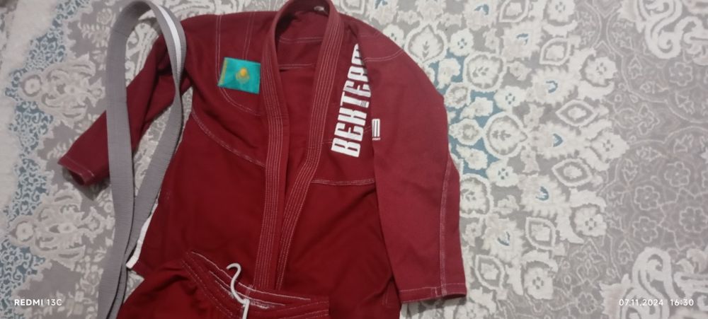 Продам кимано красное