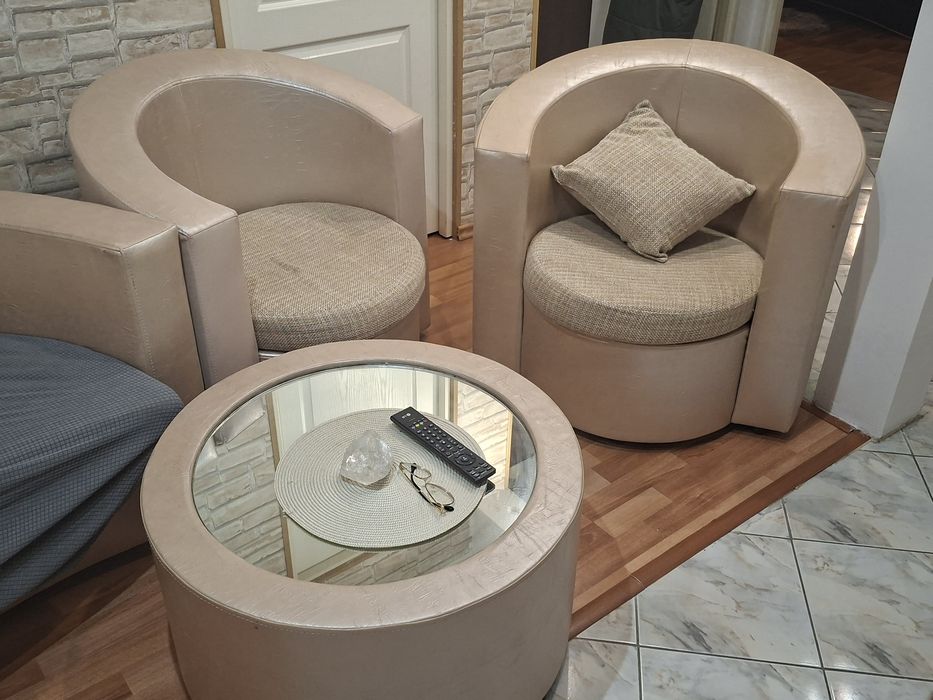 Colțar extensibil oval, măsuță rotunda si 2 fotolii din piele